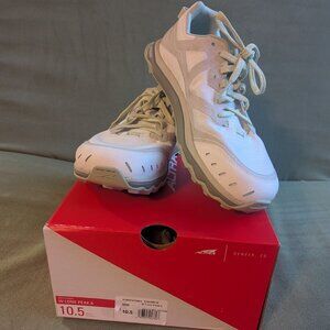 BRAND NEW Altra Lone Peak 6 Women's size 10.5